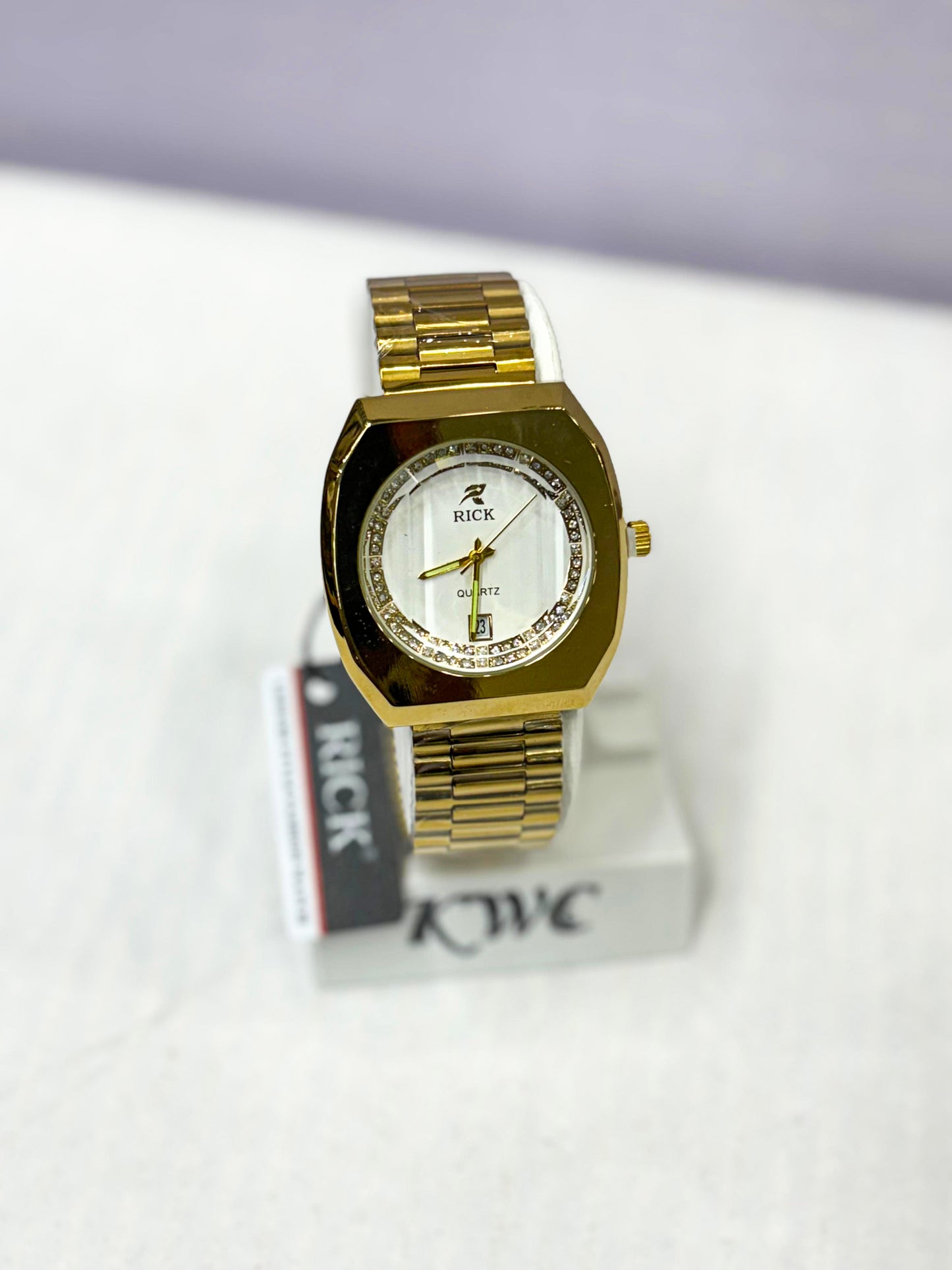 Elegant Golden Women’s Watch – Stainless Steel, Diamond Accents, Luxury Quartz