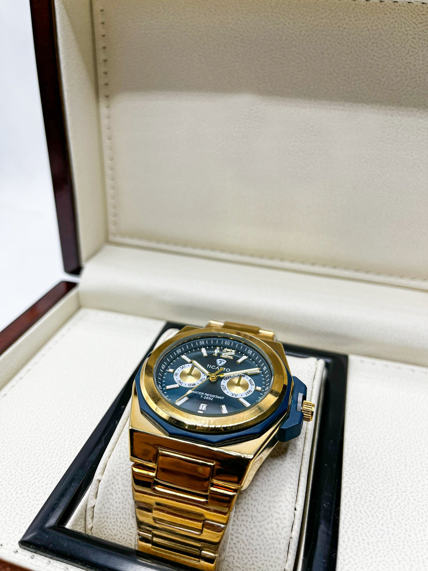 Ticarto Luxury Gold Chronograph Quartz Watch for Men – Stainless Steel Analog Wristwatch with Calendar & Dual Sub-Dials