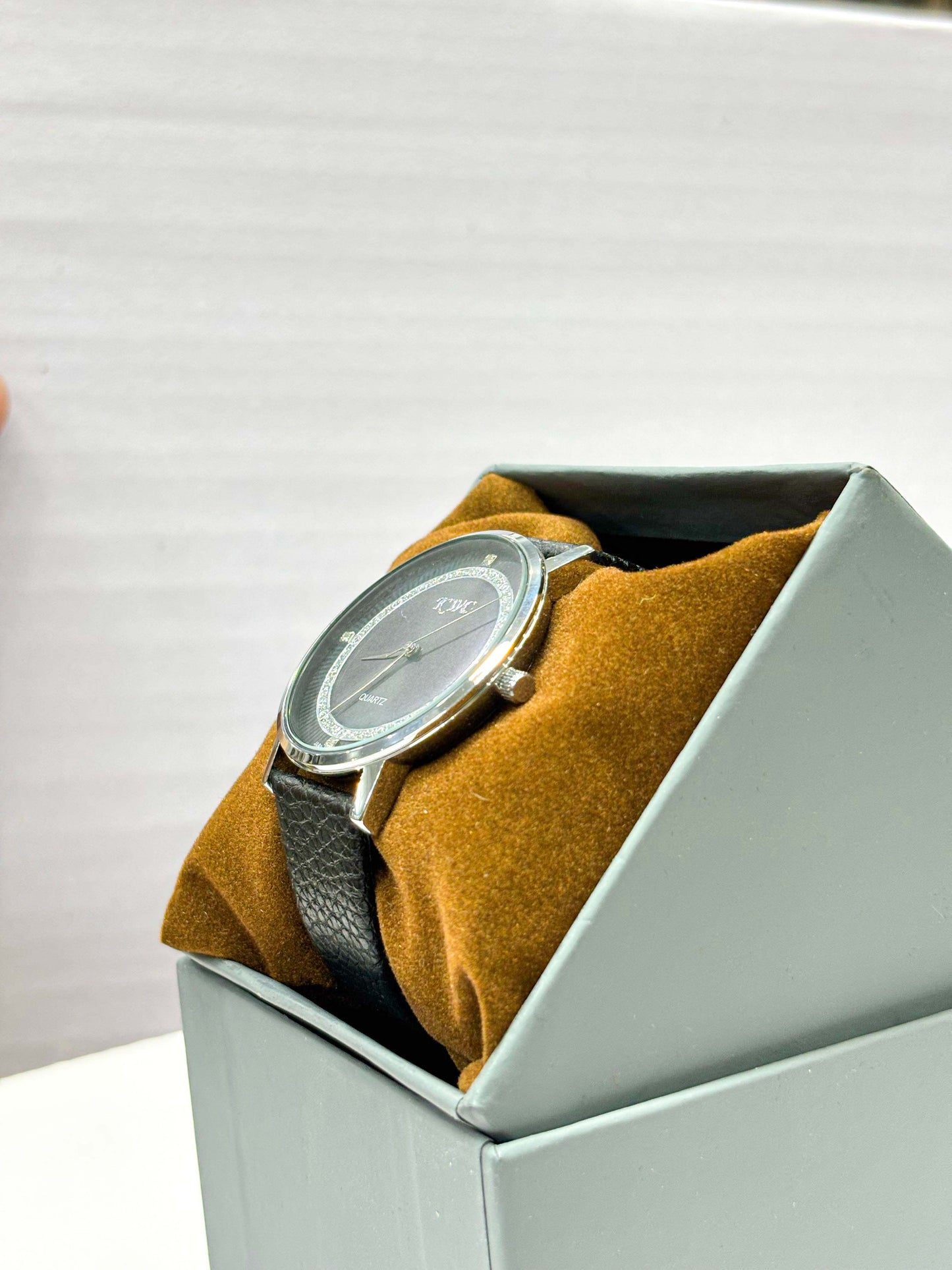 KWC Elegant Slim Silver Dial Watch with Black Leather Strap – Minimalist Quartz Timepiece