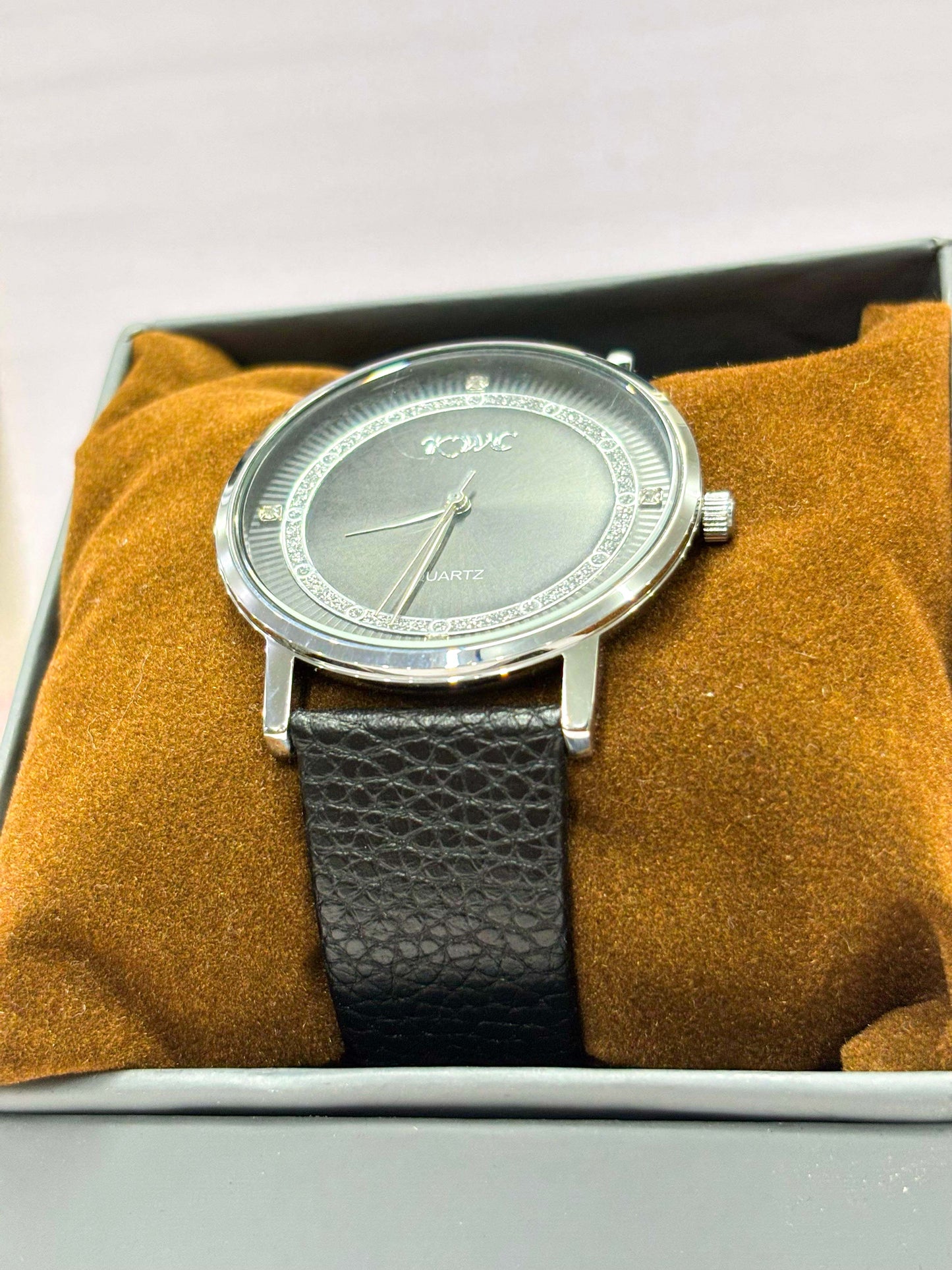 KWC Elegant Slim Silver Dial Watch with Black Leather Strap – Minimalist Quartz Timepiece