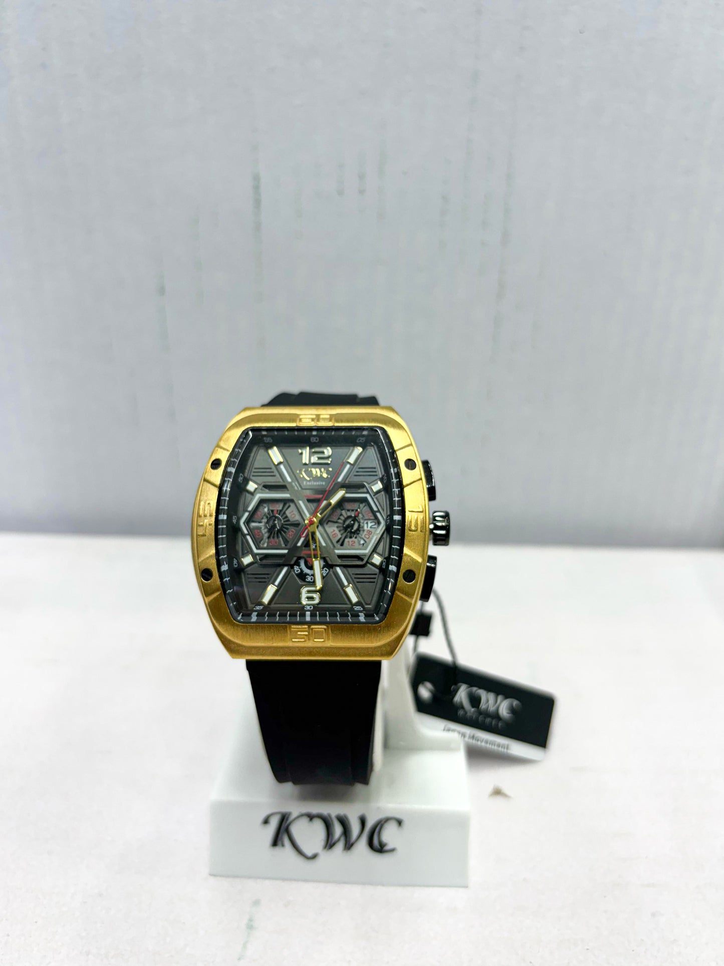 Luxury Gold-Tone Sporty Quartz Watch in Four Premium Colors – Men’s Premium Timepiece