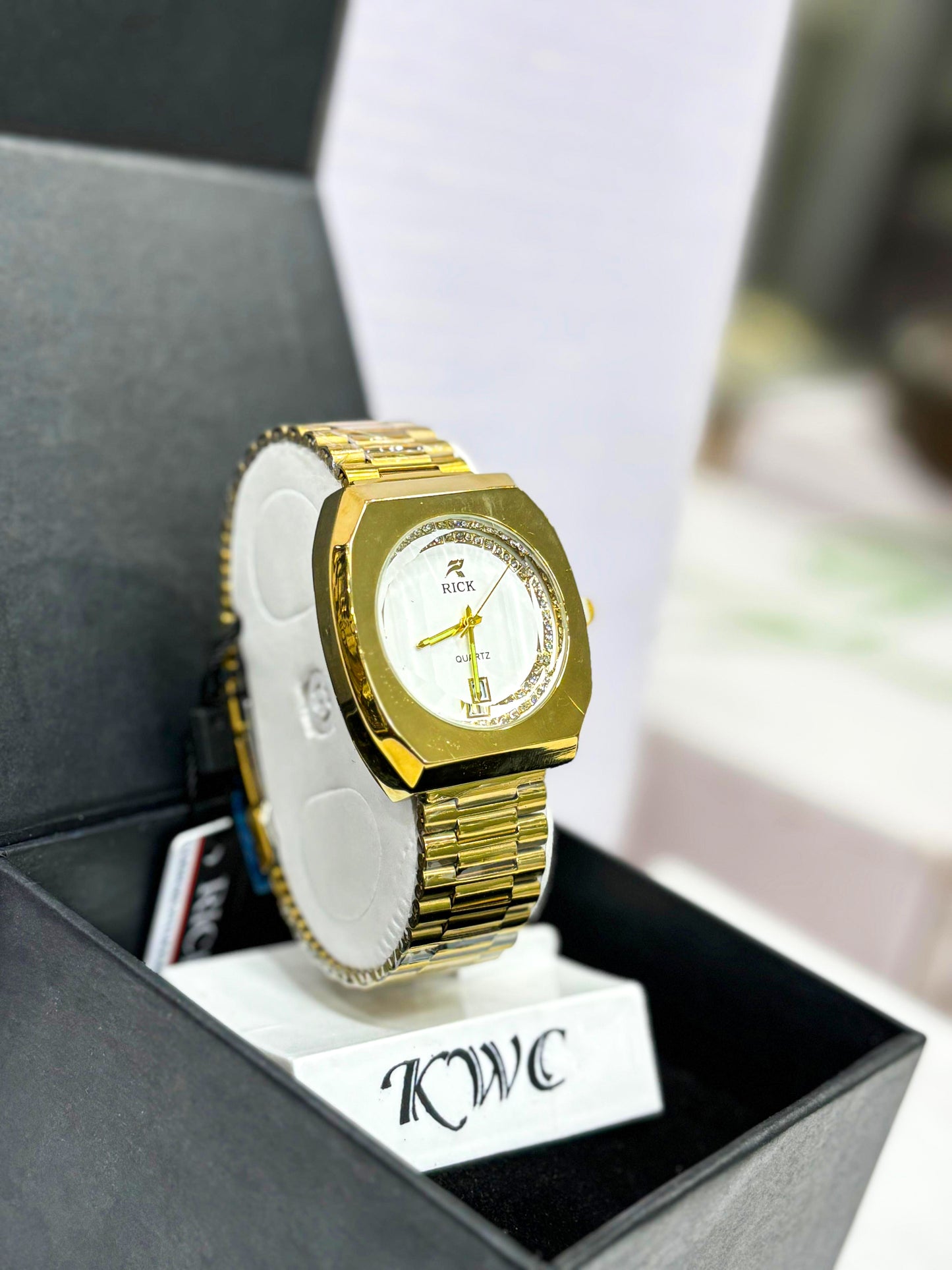 Elegant Golden Women’s Watch – Stainless Steel, Diamond Accents, Luxury Quartz